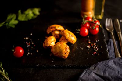 Шампиньоны печёные на углях