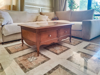 Журнальный стол со стеклянной столешницей.