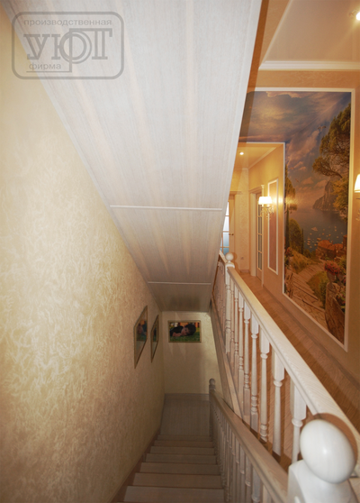 л-37. лестница на деревянном косоуре. ограждение - массив ясеня. ступени, обшивка - шпон ясеня