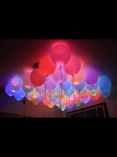Облако из 30 светящихся шаров с гелием
