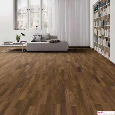 Декор паркетной доски Haro Орех Американский 523812 в интерьере комнаты