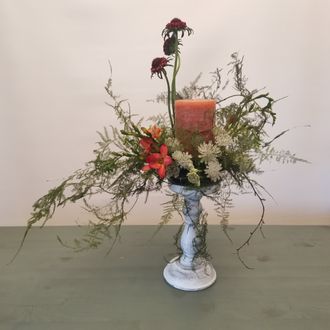 Интерьерная композиция с цветами, свеча и подсвечник в наборе