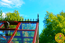 Укаршение на кровлю теплицы из стекла