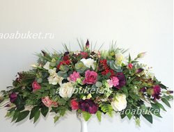 Горизонтальная композиция из искусственных цветов вытянутой формы № УНС019 на праздничный стол