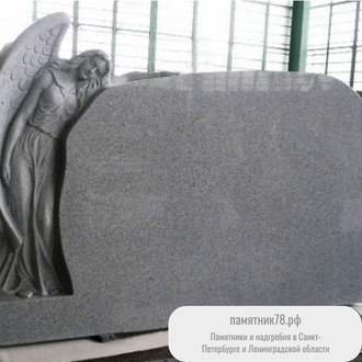 Скорбящий ангел из серого гранита