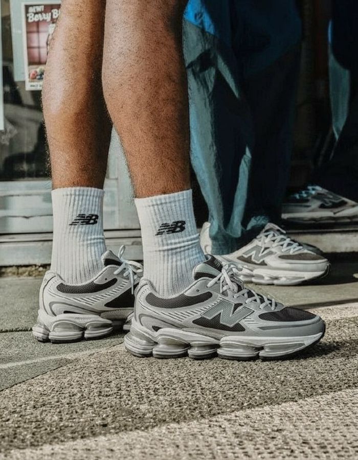 кроссовки New Balance 2002R серые вид сбоку