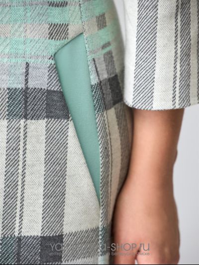 Повседневное платье мятно-серого цвета в клетку с декоративной вставкой из отделочной ткани