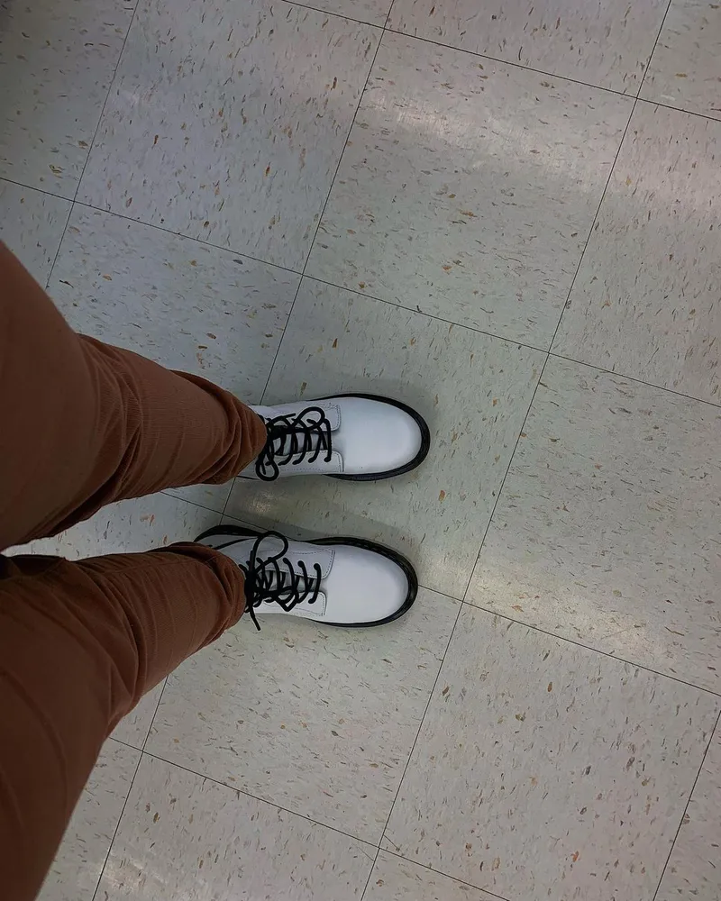 белые ботинки dr. martens с черной подошвой