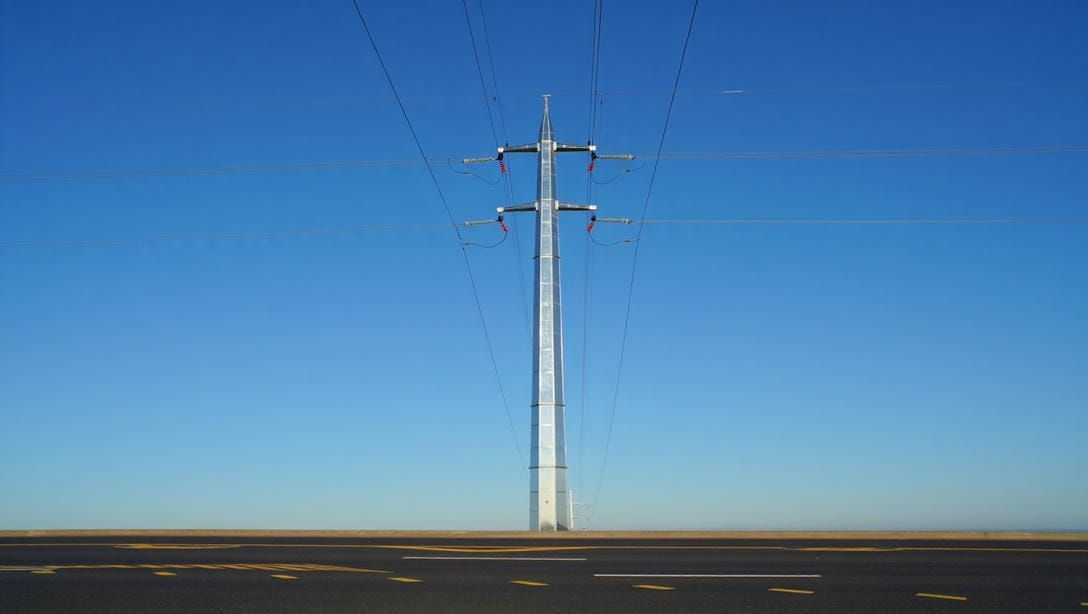 Опора освещения силовая граненая коническая вдоль шоссе