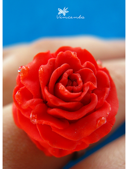 Летнее кольцо в виде алой розы - "Волшебная роза с капельками росы"