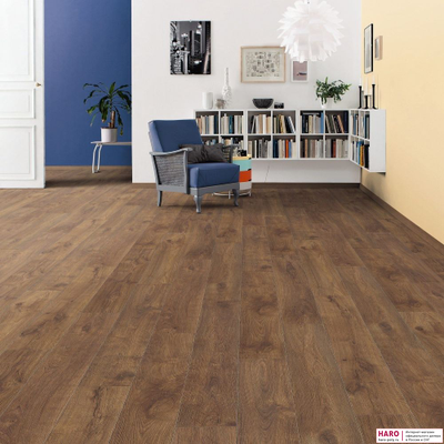 Декор ламината Haro Дуб с янтарной сердцевиной 538656 в интерьере гостиной