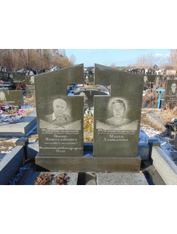 На фото двойной памятник на могилу один с крестом в СПб