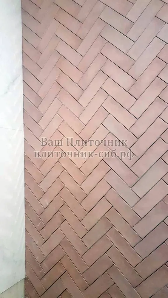 Облицовка стены плиткой кабанчик по раскладке "елочка"