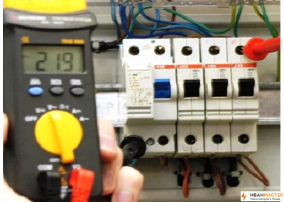 Замена автоматического выключателя в электрощитке коттеджа в Москве и МО ИВАНМАСТЕР