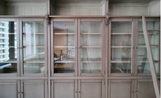 Встроенная библиотека с лестницей.