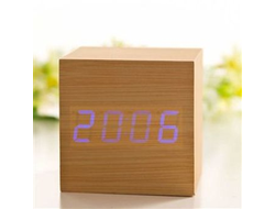 Часы-будильник Куб светлый бамбук синие цифры