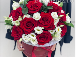 Коробка с розами и эустомой  "Для нее"