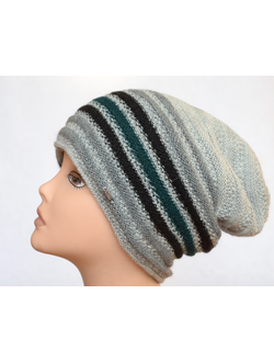 vyazanaya-svetlo-seraya-polosataya-zhenskaya-shapka-italiya