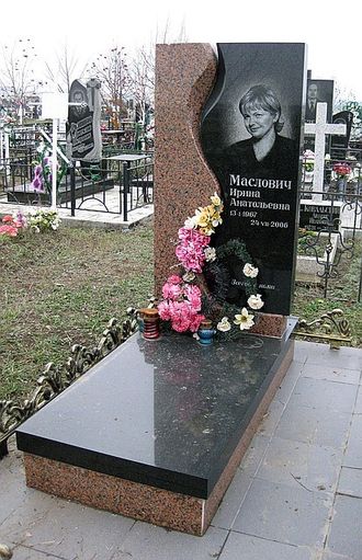 Комбинированный памятник на кладбище