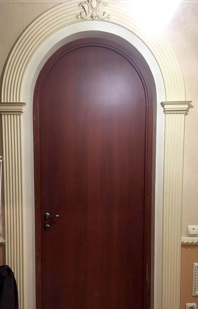 Гладкая арочная дверь