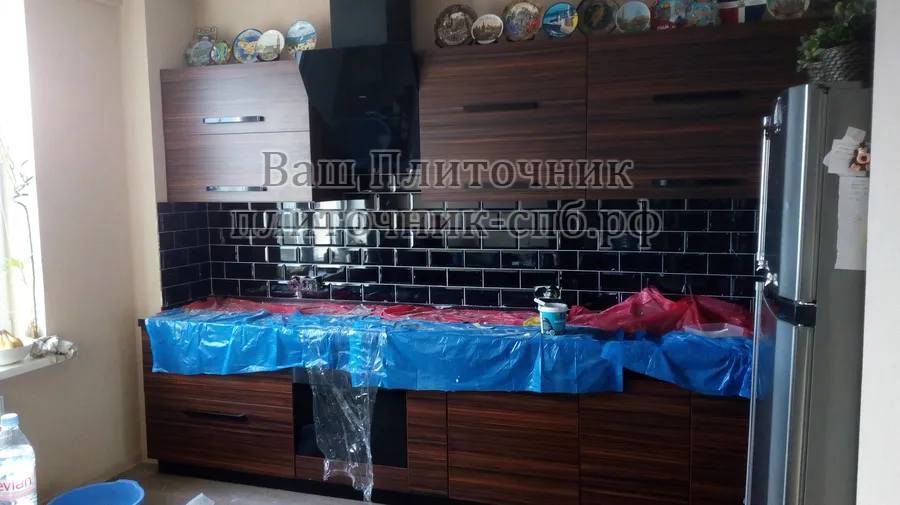 Укладка фартука на кухне. Плитка "кабанчик".