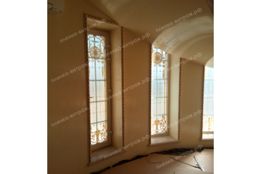 Пленка-витраж на окна под лестницей для дома в Москве