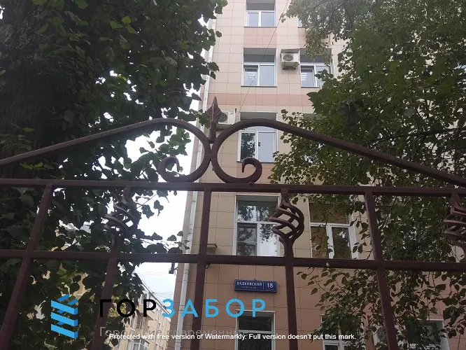 Забор с элементами ковки с установкой под ключ в Москве