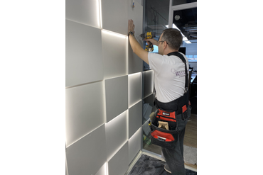 Приложили, просверлили, сняли, вкрутили дюбель, нанесли клей, опять приложили и прикрутили) 