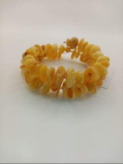 Браслет на пружине двойной из матового янтаря 23г