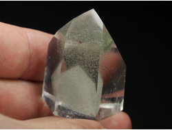 Кварц горный хрусталь с фантомами и хлоритом, кристалл полированный, Бразилия (38*29*26 мм, 40 г) №36851