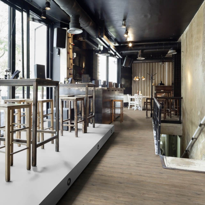 Виниловый пол Wineo 400 Wood Embrace Oak Grey DLC00110 в интерьере кафе