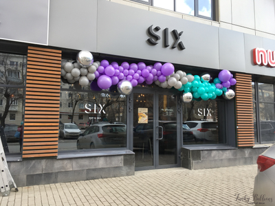 Оформление входной группы на открытие - фантазийная гирлянда