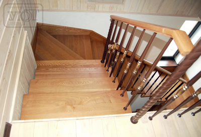 л-44. ограждение - металлические балясины, столбы "косичка." ступени, поручень - массив ясеня