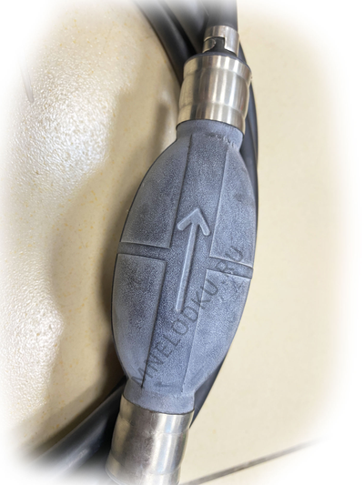 Шланг топливный с грушей GLADIATOR к баку