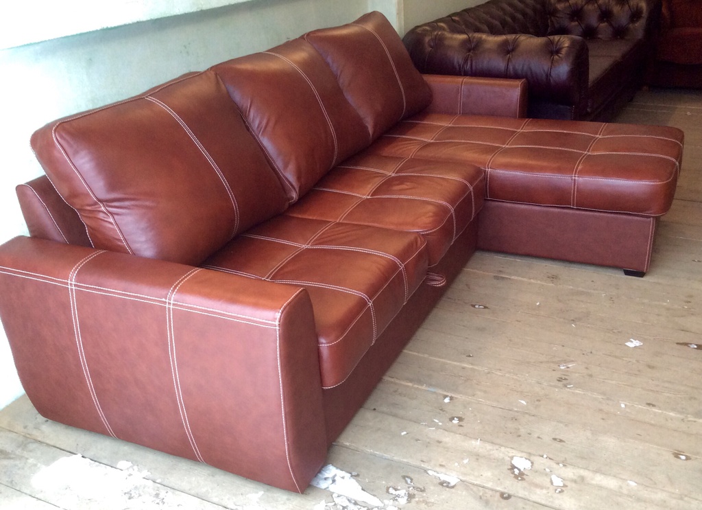Авито диваны кожаные б/у. Коричневый кожаный диван. Диван кожаный юла. Кожаный диван бу. Авито диваны кожа.