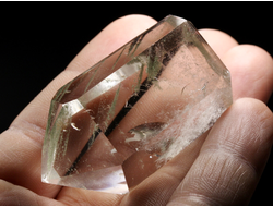 Кварц горный хрусталь с фантомами и хлоритом, кристалл полированный, Бразилия (54*30*22 мм, 61 г) №36860