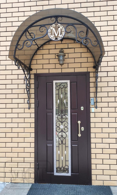 №84. Входная дверь (профильная конструкция + стеклопакет с ковкой)