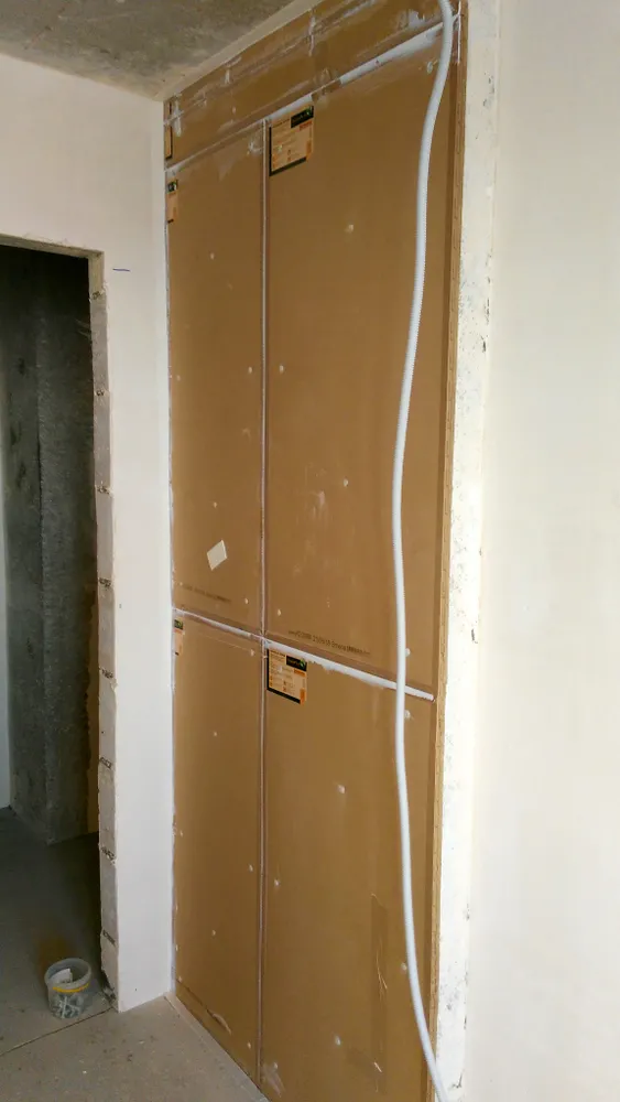 Монтаж панелей "Соноплат - Комби" на несущую часть стены в квартире. Элементом крепежа является звукоизоляционный полимерный дюбель 6*70мм