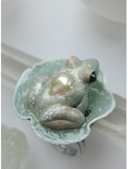 Коллекционное кольцо с лягушкой и жемчужиной "Капель в туманном саду"