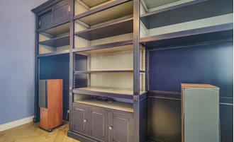 Встроенный шкаф для техники с антресолью.