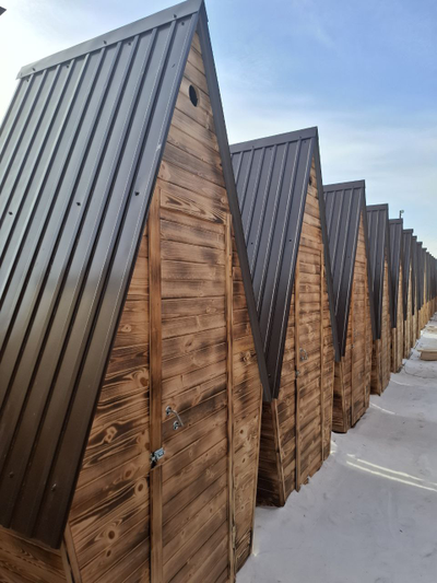 Туалет Городской (из вагонки, обожжённый, домиком, с сиденьем, кровля С10 Шоколад)