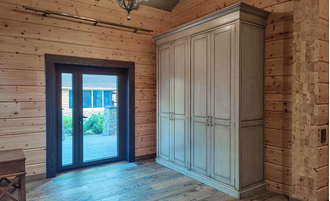 Шкаф для одежды четырехдверный со скрытыми ящиками.