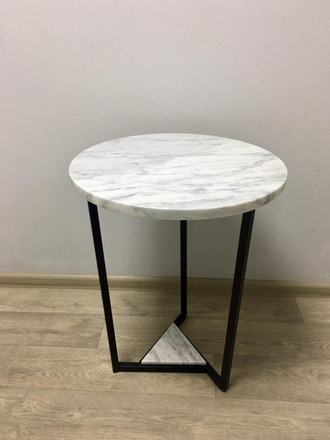 Кофейный столик из мрамора Bianco Carrara (400х400х500 мм, подстолье черный полумат)