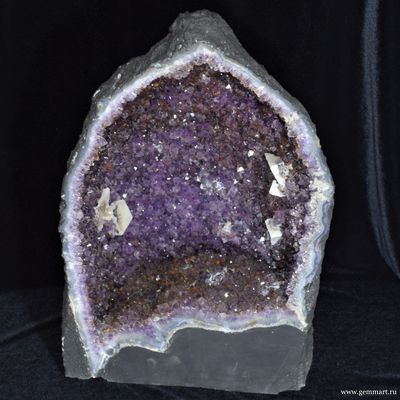 Аметист (разн. кварца), жеода кристаллов, с включениями гематита, кальцит в полости агата. (ААА)