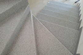 С поворотом 180 градусов с забежными ступенями