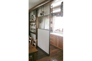 002-1 Перегородка из двух дверей-купе, между комнатой и небольшой кухней на даче.
Вставки комбинированных дверей:
- Стекло прозрачное
- ЛДСП Egger: W908 Белый базовый, SM