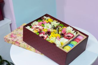 Коробка с цветами и пирожным макаронс