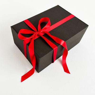 Большая подарочная коробка GILEV 37x26x12см с красной лентой и наполнителем