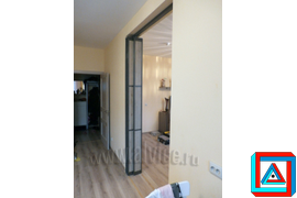 Дверной блок встроен в проем