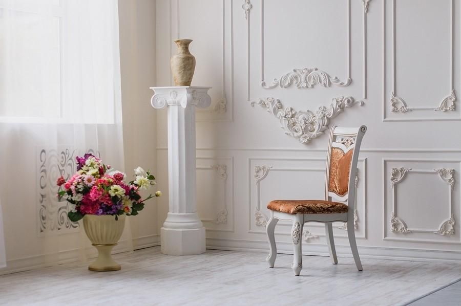 Пьедестал с кувшином в интерьере комнаты